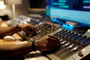 Services d'ingénierie audio et mixage en temps réel pour événements.