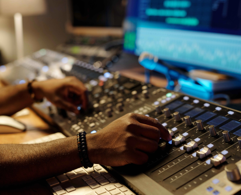 Services d'ingénierie audio et mixage en temps réel pour événements.