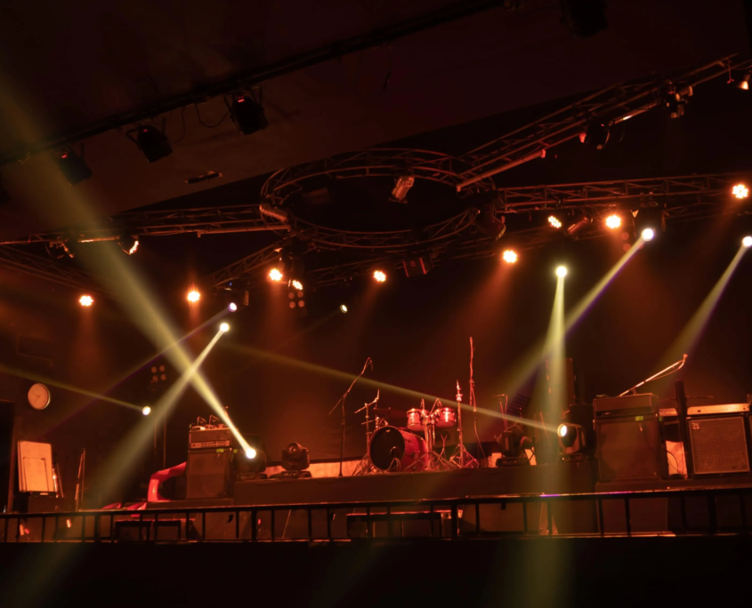 Création de light show synchronisé via DMX pour événements.
