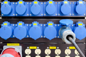 Distribution électrique pour une installation événementielle technique.