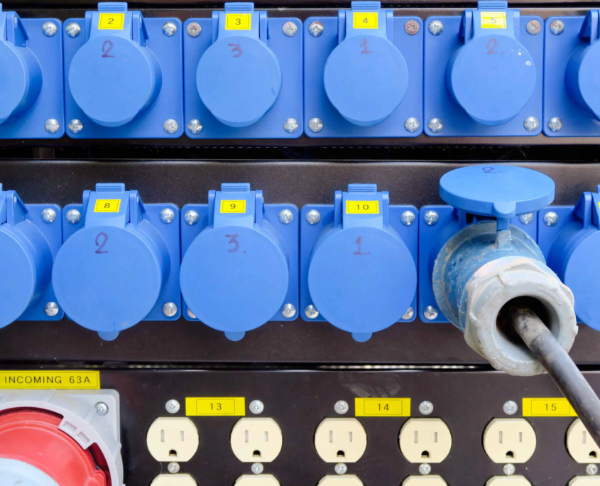 Distribution électrique pour une installation événementielle technique.