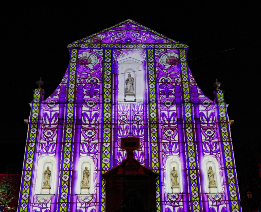 Éclairage architectural et décoratif pour valoriser l'espace événementiel.