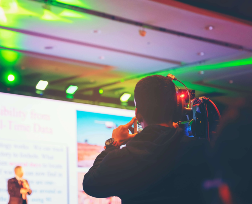Captation multicaméra avec régie vidéo pour une diffusion en direct d'événements.