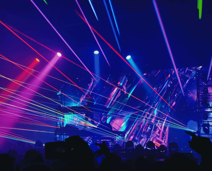 Installations et spectacles de lasers pour événements.