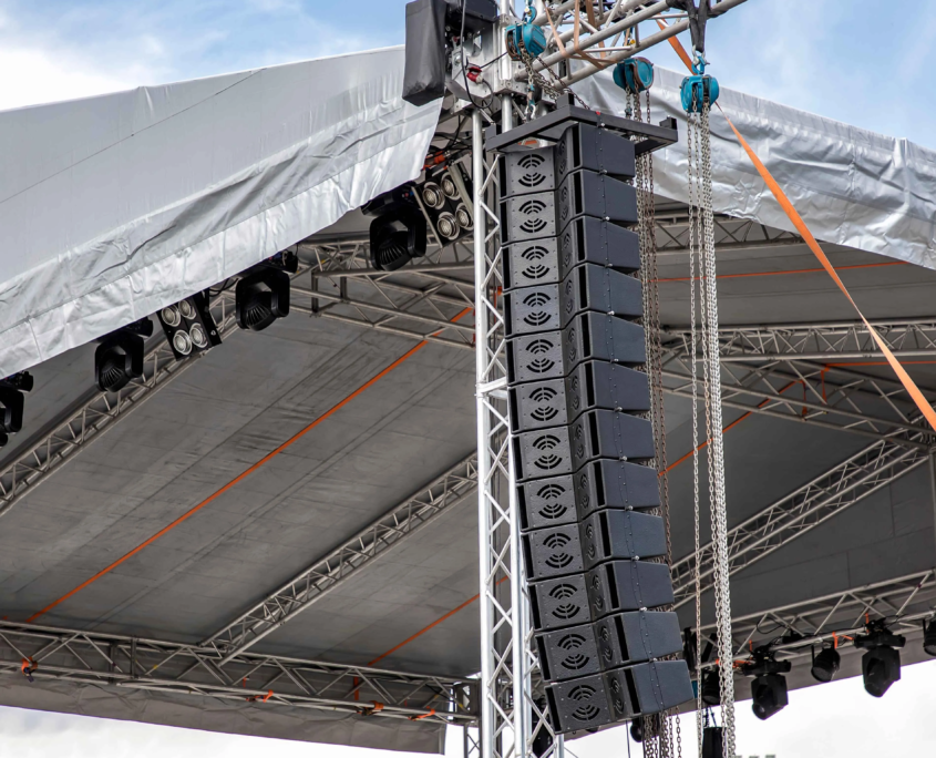 Installation de structures de protection contre la pluie et le vent pour événements extérieurs.